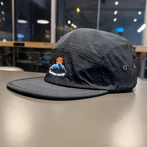 Dettaglio del ricamo a montagna su un cappello camper nero ad asciugatura rapida