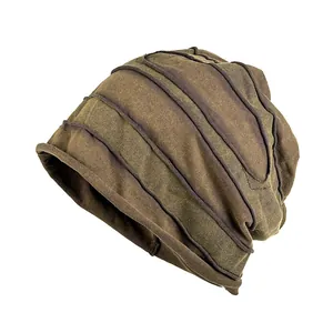 Vista detallada del gorro slouchy a rayas marrones con textura de punto cálida.