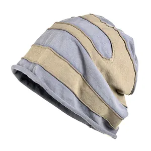 Primer plano detallado de la textura de punto a rayas de un gorro slouchy azul y beige