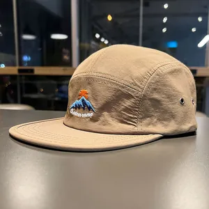 Primo piano cappello camper kaki a 5 pannelli con dettaglio ricamo montagna outdoor