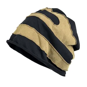Gorro slouchy de rayas y calentador de cuello de invierno en negro y caqui para aire libre.