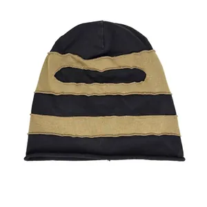 Detalle de pasamontañas de rayas negro y beige cortavientos para esquí y deportes de invierno