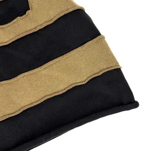 Primer plano del tejido a rayas del gorro y detalle de las costuras de borde vivo.