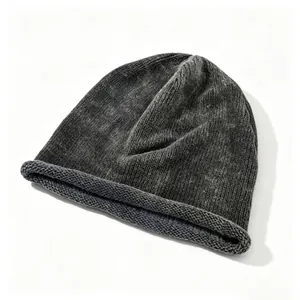 Berretto in maglia grigio antracite con bordo arrotolato, accessorio invernale caldo.