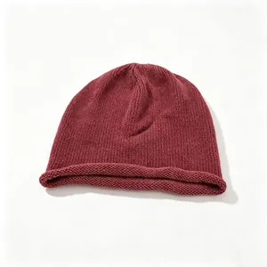 Primo piano di un berretto in maglia giapponese bordeaux con bordo arrotolato naturale