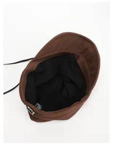 Vista interna dettagliata di un cappello di velluto a coste marrone con fodera nera