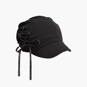 Elegante cappello cloche nero a tesa corta con dettaglio di nastro intrecciato laterale