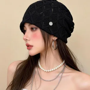 Berretto in maglia all'uncinetto nero da donna, accessorio estivo vintage chic