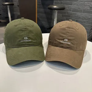 Dettaglio dei cappellini da baseball verde oliva e marrone con ricamo numero 8