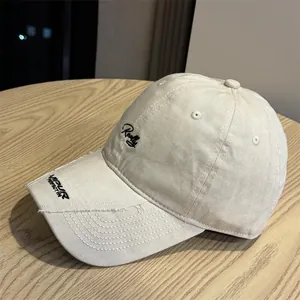 Vista detallada del bordado Really en una gorra de béisbol beige lavada estilo vintage