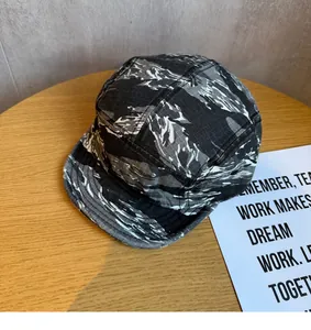 Dettaglio cappellino baseball 5 panel mimetico con visiera corta morbida e motivo tiger