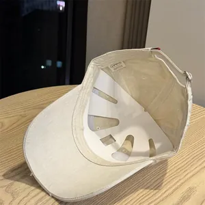 Detalle de la gorra de béisbol de algodón beige vintage con la etiqueta interna APDO
