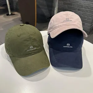 Tre cappelli da baseball in stile coreano con numero 8 ricamato in vari colori.