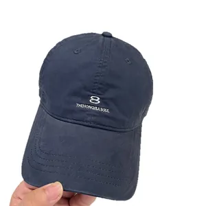 Elegante cappellino da baseball blu navy con ricamo numero 8 per protezione solare
