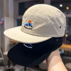 Cappellino camper a tesa piatta con ricamo montagna per campeggio e stile street