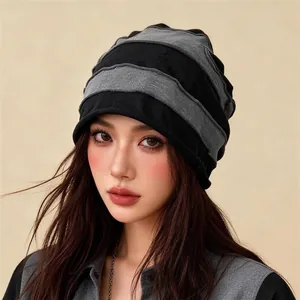 Gorro de invierno elegante a rayas negras y grises para esquiar y protegerse del viento