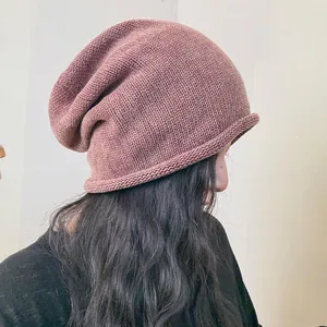 Berretto slouchy in maglia rosa polvere per donna con elegante bordo arrotolato alla moda