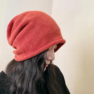 Berretto in maglia arancione alla moda per donna con un design giapponese pulito