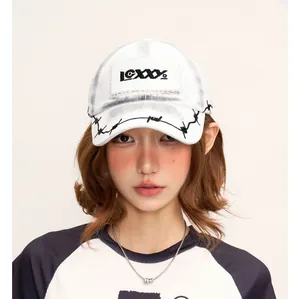 Nahaufnahme einer weißen High-Street-Baseballkappe mit schwarzer LEXXX-Stickerei-Detail