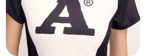 Detailansicht des Rippstoffs eines amerikanischen High-Street-Tops mit Buchstabe A.