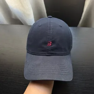 Detailaufnahme der dunkelblauen Baumwoll-Basecap mit rotem aufgesticktem Buchstaben B