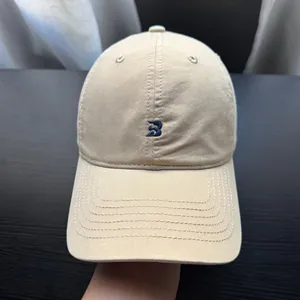 Detailansicht der beige-farbenen Baseballkappe im Korea-Stil mit blauem Buchstaben B