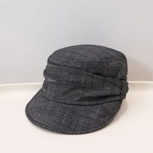 Detailansicht einer dunkelblauen Vintage-Kadettenmütze aus Denim mit Faltenstruktur