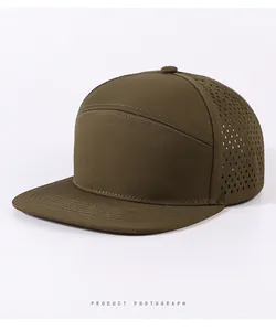 Detailansicht einer braunen Flatbrim-Cap mit lasergeschnittenen Belüftungslöchern