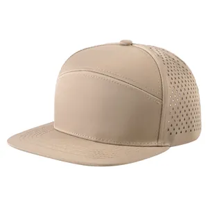 Minimalistisches khakifarbenes Baseballcap mit flachem Schirm und perforierten Seitenteilen.