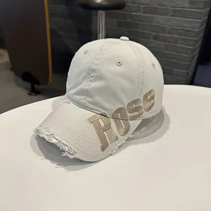Vue détaillée de la casquette de baseball vintage en coton délavé avec broderie Rose