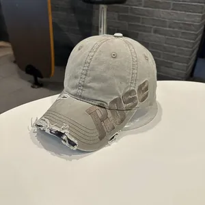 Gros plan sur une casquette de baseball vintage en coton délavé avec broderie
