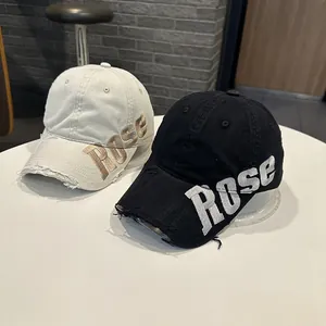 Vue détaillée de casquettes de baseball en coton lavé vieilli en couleurs noir et blanc cassé