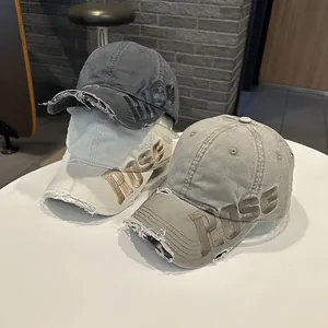 Casquettes de baseball en coton lavé vieilli avec déchirures et broderie ROSE en gros plan