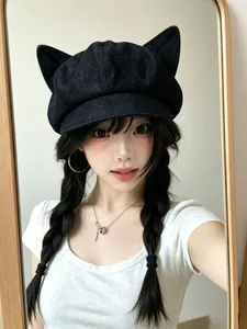 Vista detallada de una modelo con una linda boina vaquera con orejas de gato en espejo