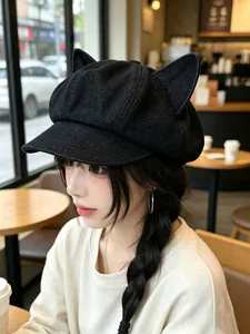 Boina vaquera negra de estilo japonés con orejas de gato usada por una modelo.