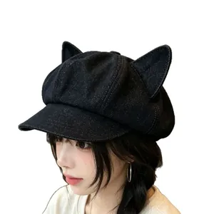 Boina vaquera negra con orejas de gato para mujer presentada por una modelo con estilo