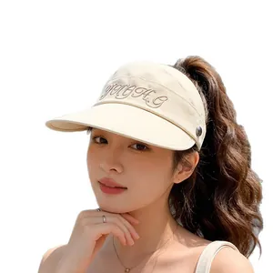Stijlvolle beige zonneklep voor dames met geborduurde letters voor zomerse zonwering