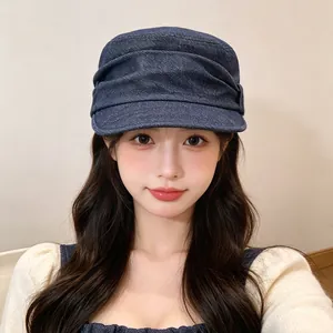 Stilvolle blaue Denim-Mütze mit Falten für Damen im modischen Retro-Military-Look
