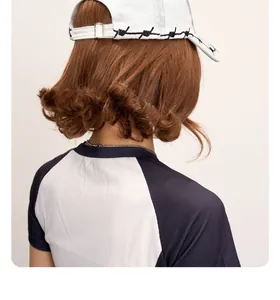 Detailansicht der Rückseite einer weißen Kappe mit Stacheldrahtstickerei und Raglan-Shirt.