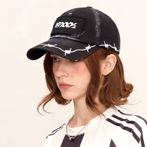 Amerikanische High-Street Baseballkappe in Schwarz mit Stickerei und verwaschenem Look