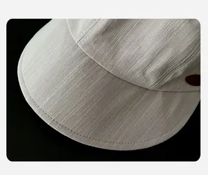 Vue rapprochée détaillée du tissu texturé et du bord d'un chapeau cloche gris pour bébé