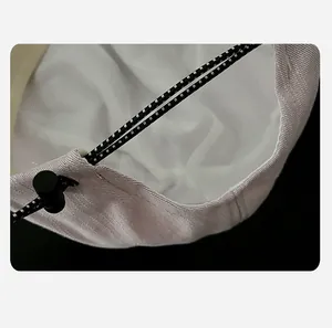 Vue détaillée du cordon de serrage réglable et de la doublure sur chapeau de soleil bébé