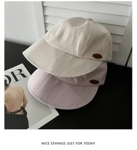 Vue détaillée de deux casquettes de baseball en coton texturé en beige et lilas