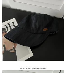 Vue détaillée d'une casquette de baseball noire à rayures sur un magazine de mode