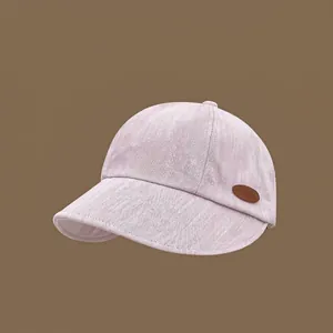 Chapeau de soleil bébé en tissu texturé mauve clair avec écusson décoratif en cuir