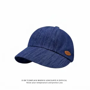Casquette de baseball bleue pour bébé en denim avec un écusson décoratif en cuir