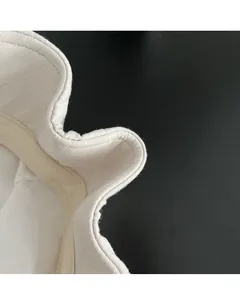 Gros plan sur les coutures et le tissu en sergé d'un béret rétro beige classique