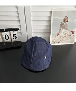 Vue latérale détaillée d'une casquette plate vintage bleu marine sur un bureau noir