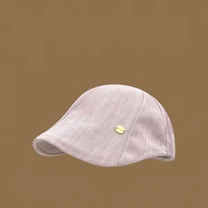 Élégante casquette vintage rose pour femme en tissu texturé avec détail doré