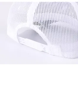 Vista dettagliata del tessuto a rete traspirante bianco e della chiusura snapback regolabile di un cappello
